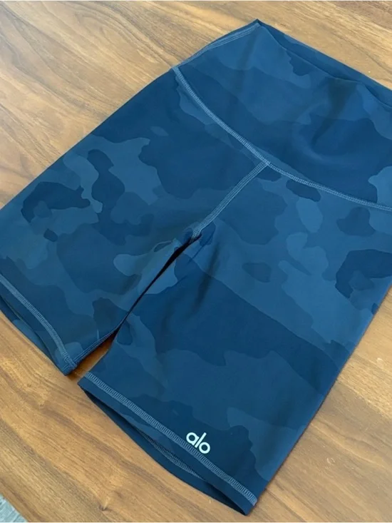 Alo Yoga High Waist Waisted Vapor Shorts In Black Camo 7” Inseam Size XXS - Picture 4 of 8